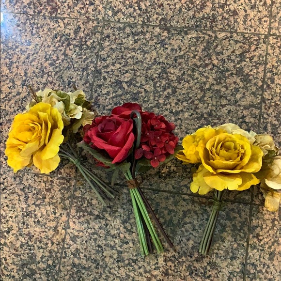 3 small floral bouquets, one red and 2 golden. - Picture 3 of 4